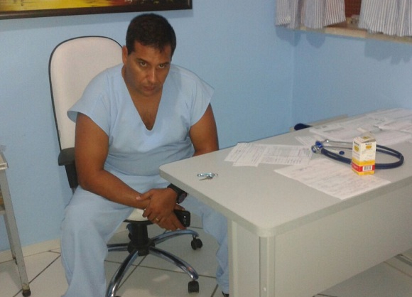 Estudante é preso como falso médico pouco antes de internar criança