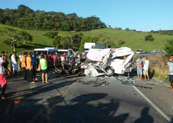 Motorista de van morre ao bater de frente com caminhão na BA-046
