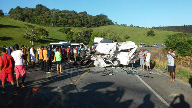 Motorista de van morre ao bater de frente com caminhão na BA-046