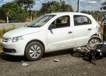 Padeiro morre depois de colidir moto em fundo de carro na BA 130