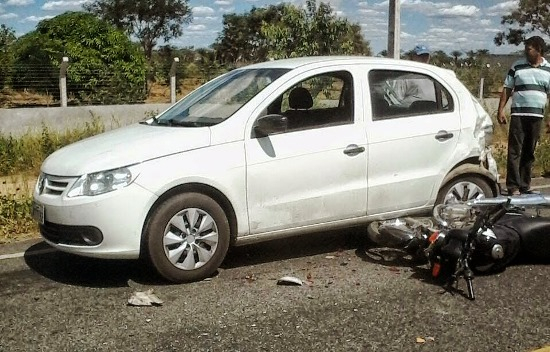 Padeiro morre depois de colidir moto em fundo de carro na BA 130