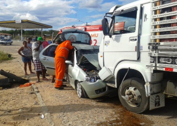 BA 130 – Motorista de Palio morre em colisão com caminhão