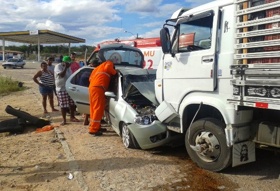 BA 130 – Motorista de Palio morre em colisão com caminhão