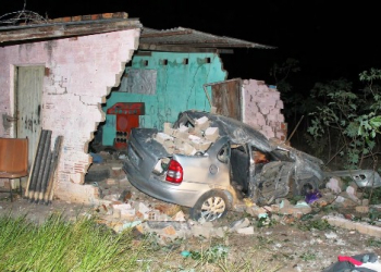 Mulher morre depois de carro bater em poste e invadir borracharia