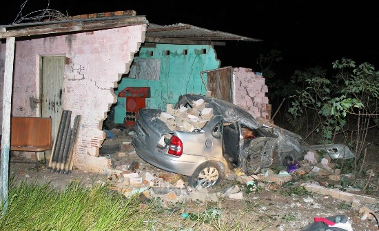 Mulher morre depois de carro bater em poste e invadir borracharia