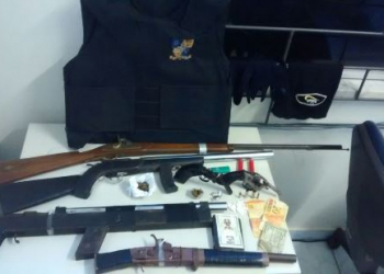 Coité – Operação policial prende três homens com armas e drogas