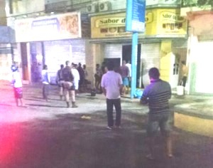 PM e moradores combatem incêndio em comercio no centro da cidade