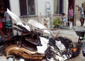 Curto-circuito provoca incêndio em residência