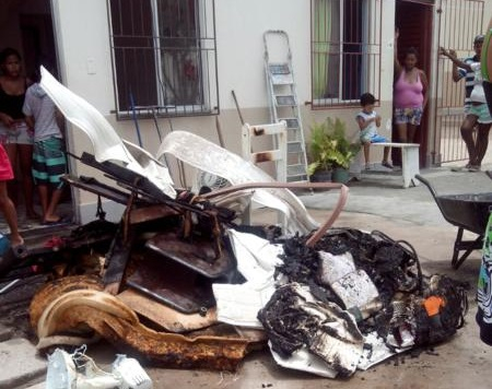 Curto-circuito provoca incêndio em residência