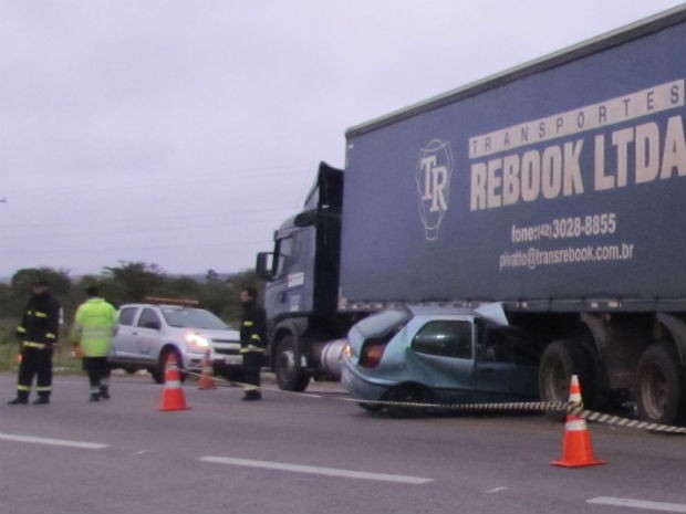 Duas pessoas morrem após caminhão bater em carro na BR-116