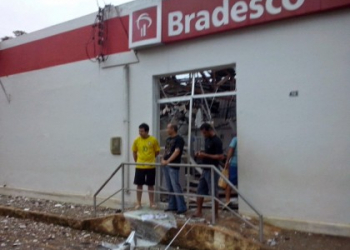 Bandidos explodem caixas eletrônicos do Bradesco de Teolândia