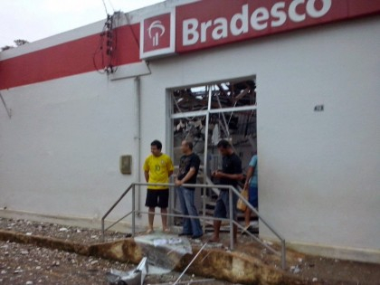 Bandidos explodem caixas eletrônicos do Bradesco de Teolândia