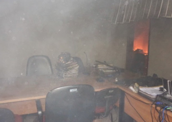 População incendeia fórum após pedido de cassação de prefeito ser indeferido