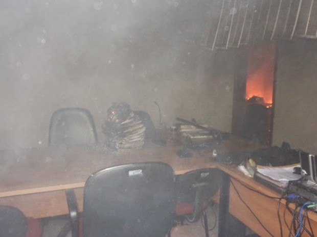 População incendeia fórum após pedido de cassação de prefeito ser indeferido