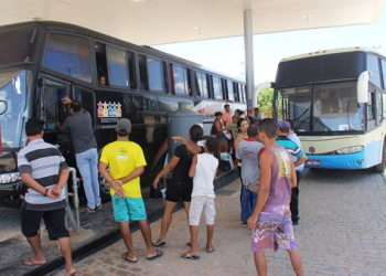 De volta para o trabalho. Mais de 10 ônibus lotados deixam Cansanção e região com destino a São Paulo