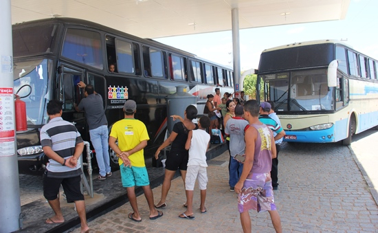 De volta para o trabalho. Mais de 10 ônibus lotados deixam Cansanção e região com destino a São Paulo