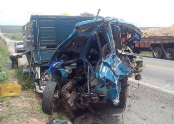 Caminhão colide no fundo de outro e os dois ocupantes morrem na Estrada do Feijão