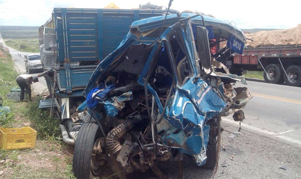 Caminhão colide no fundo de outro e os dois ocupantes morrem na Estrada do Feijão