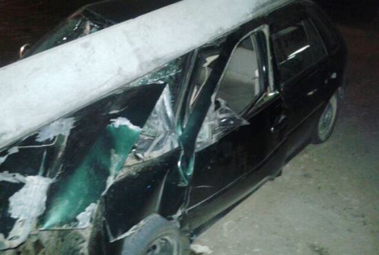 Motorista perde controle de veículo e derruba dois postes em estrada vicinal de Coité