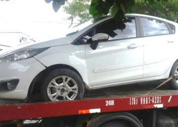 Carro é abandonado com armamento pesado e material que supostamente seria usado em explosão de caixas eletrônicos