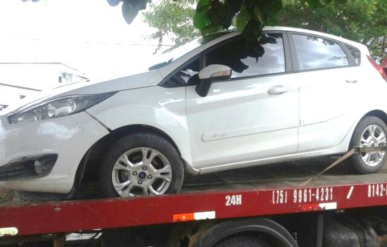 Carro é abandonado com armamento pesado e material que supostamente seria usado em explosão de caixas eletrônicos