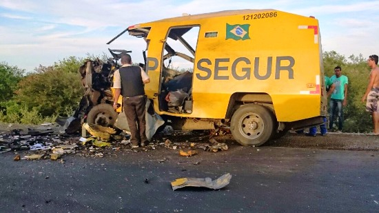 Quadrilha explode carro forte na BR 407 entre Jaguarari e Juazeiro