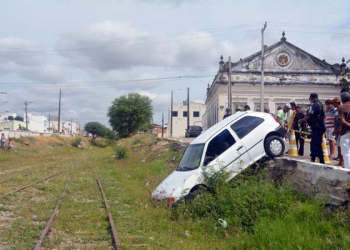 Carro cai em barranco da linha férrea e motorista de 87 anos sai ileso