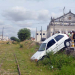 Carro cai em barranco da linha férrea e motorista de 87 anos sai ileso