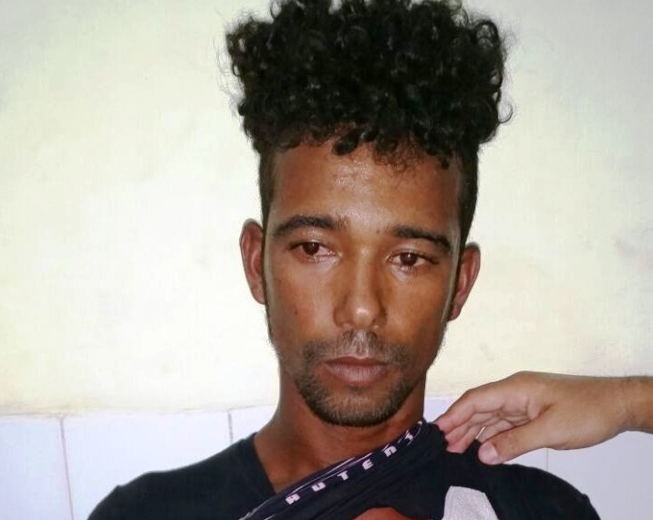 Santaluz – Homens tentam fugir da PM, colidem moto contra viatura, e são presos por suspeita de tráfico