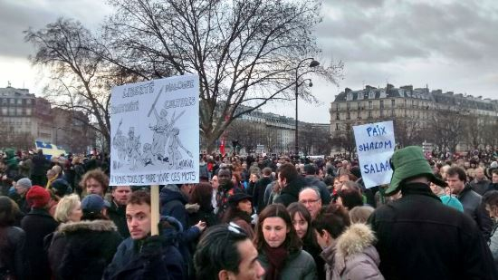 Manifestação contra o terrorismo reúne milhões e avança pela noite na França