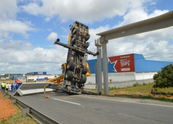 Guindaste não aguenta peso, viga cai em via e interdita BR-324