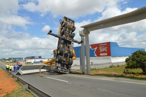 Guindaste não aguenta peso, viga cai em via e interdita BR-324