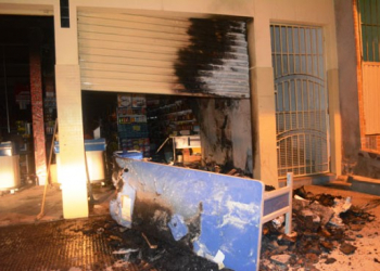 Curto-circuito causa princípio de incêndio em Supermercado