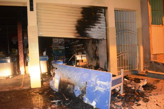 Curto-circuito causa princípio de incêndio em Supermercado