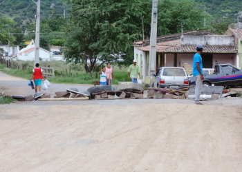 Moradores interditam trecho da BA-381