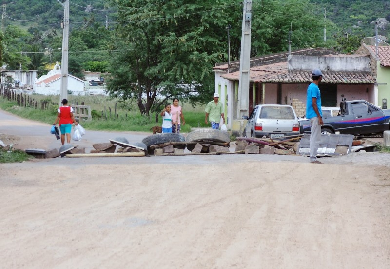 Moradores interditam trecho da BA-381