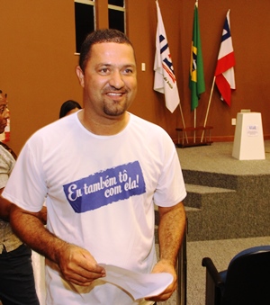 Osni vestiu a camisa em plena declaração do voto