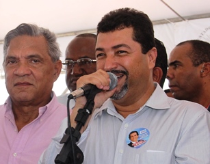 Todo dia 12 tem algo a comemorar. Será que essa data é para marcar o número do partido do prefeito? 