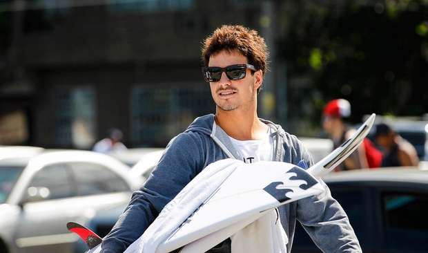 Surfista baleado não resiste a ferimentos e morre