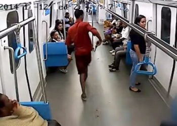Vídeo mostra bandidos fazendo arrastão em vagão de metrô