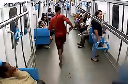 Vídeo mostra bandidos fazendo arrastão em vagão de metrô