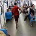 Vídeo mostra bandidos fazendo arrastão em vagão de metrô