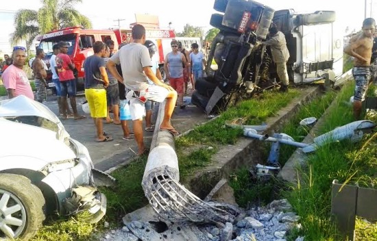 Feira de Santana: gestante morre em acidente depois de tombamento de carreta