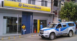 Quadrilha faz buraco em parede ao tentar assaltar agência bancária
