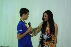 Destaque nacional nas olimpíadas, Dicson é agraciado e presenteado em evento da Educação