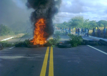 Manifestantes de Queimadas e Ponto Novo fecham BR-407 para reivindicar revisão de limites territoriais