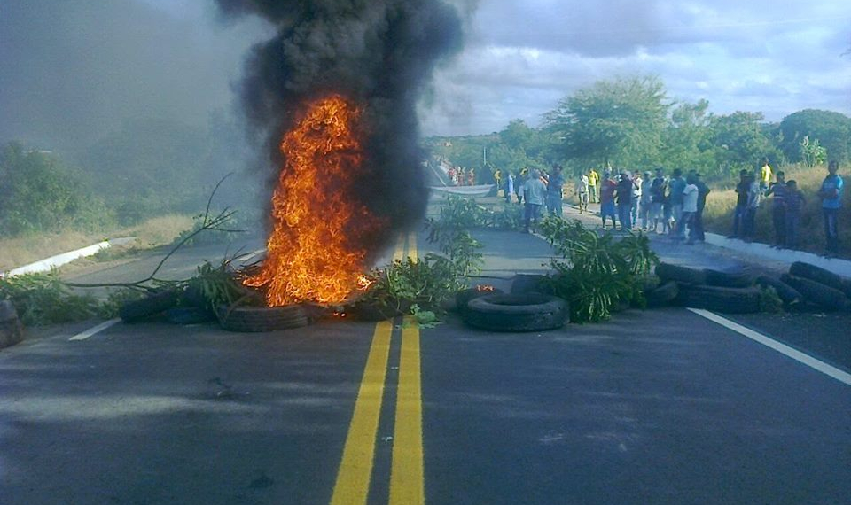 Manifestantes de Queimadas e Ponto Novo fecham BR-407 para reivindicar revisão de limites territoriais