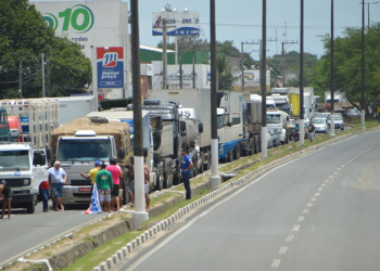 Caminhoneiros fazem manifestação na BR-116 Norte, em Feira de Santana