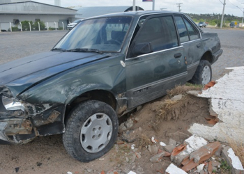 Motorista perde controle de carro ao dar ‘cavalo de pau’ e derruba muro de posto de combustíveis
