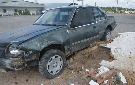 Motorista perde controle de carro ao dar ‘cavalo de pau’ e derruba muro de posto de combustíveis